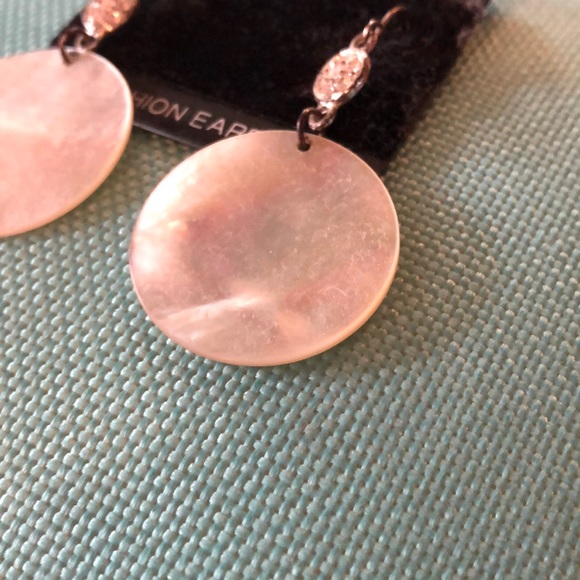 Real Seashell Round Dangle Earrings New - Picture 3 of 3